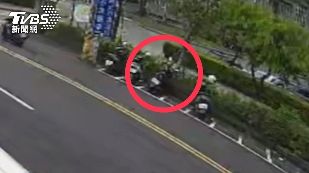 停放在機車格內的車輛莫名傾斜倒車。(圖/TVBS)