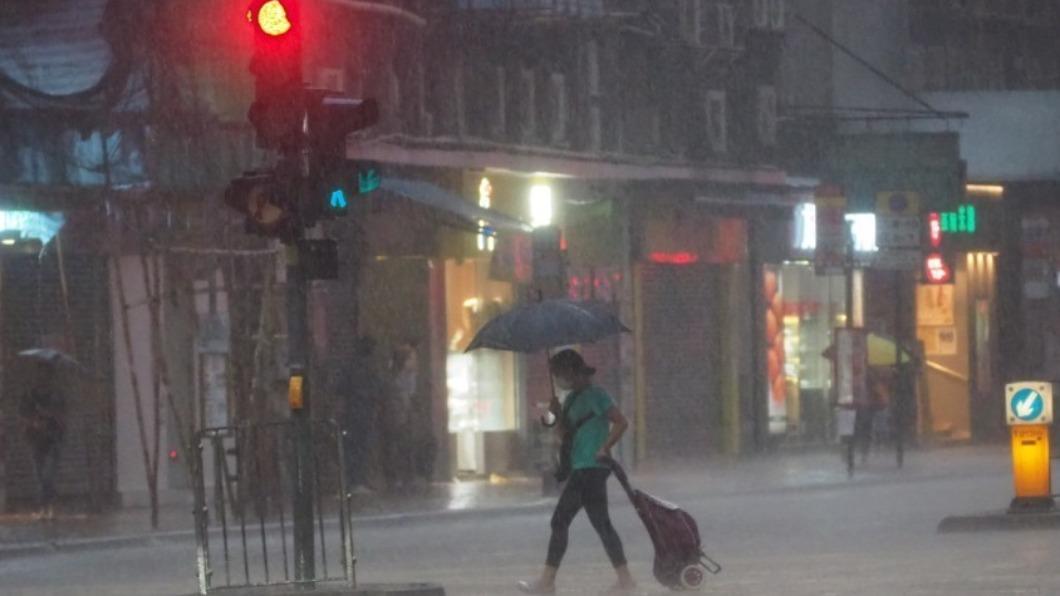 香港今晨再發紅色暴雨警告!恐爆發洪水 學校停課關閉