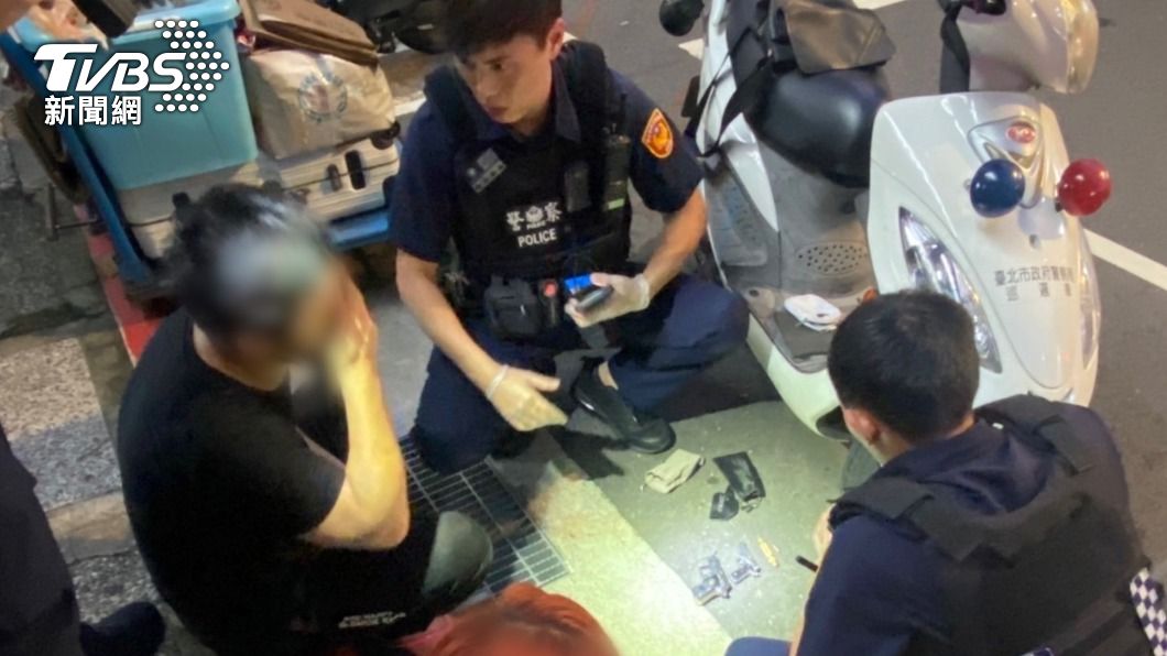 男子和警方說,手槍是朋友寄放的。(圖/TVBS)