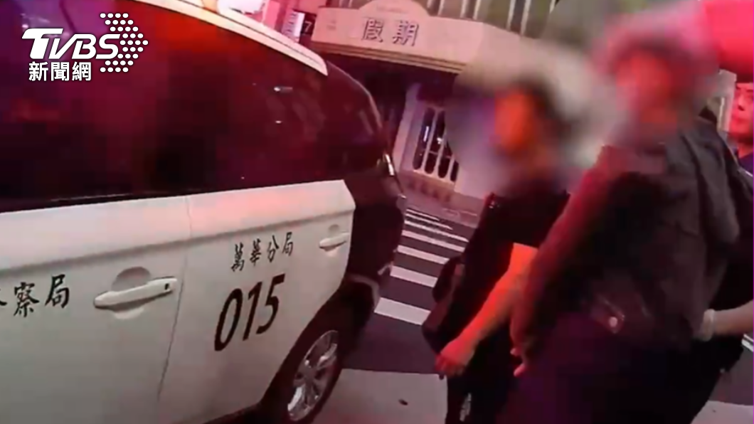 男子被警方逮捕。(圖/TVBS)