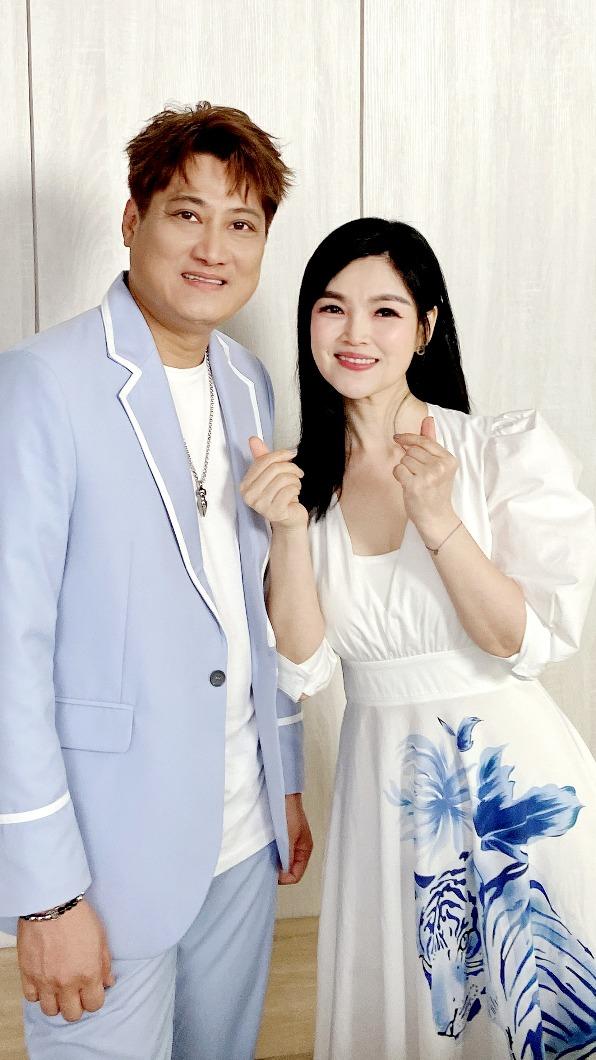 楊哲找來的談詩玲對唱。(圖/豪記唱片提供)