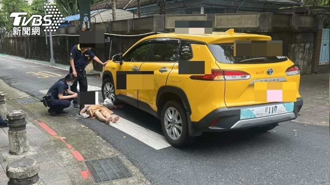 A柱惹禍?北市婦走斑馬線被計程車撞倒 差點又遭捲車底輾頭