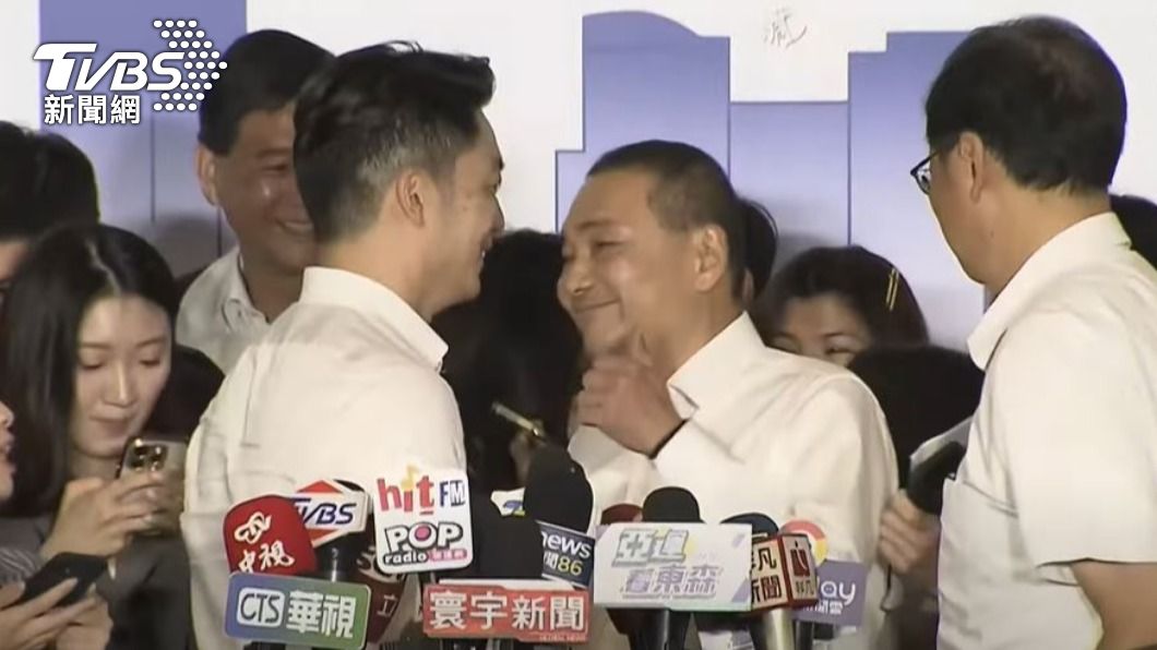 蔣萬安笑著看了一眼身旁的侯友宜,而侯友宜則是指著蔣萬安,並比了個「讚」的手勢。(圖/TVBS)