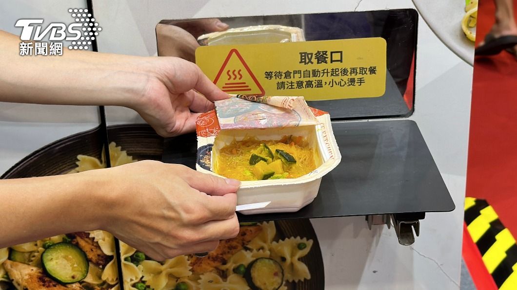 民眾只需要在機台點餐、付費,就能拿到熱騰騰的餐點。(圖/呂欣芷攝)