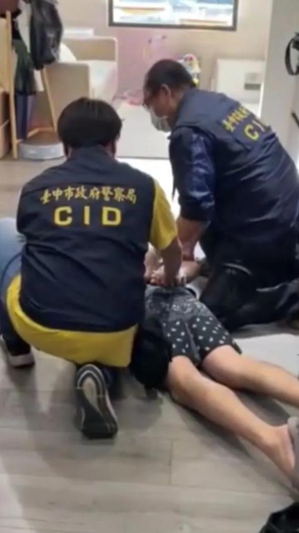 警方上前壓制尤嫌等人。（圖／翻攝畫面）