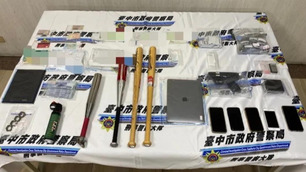 警方查扣贓證物。（圖／翻攝畫面）