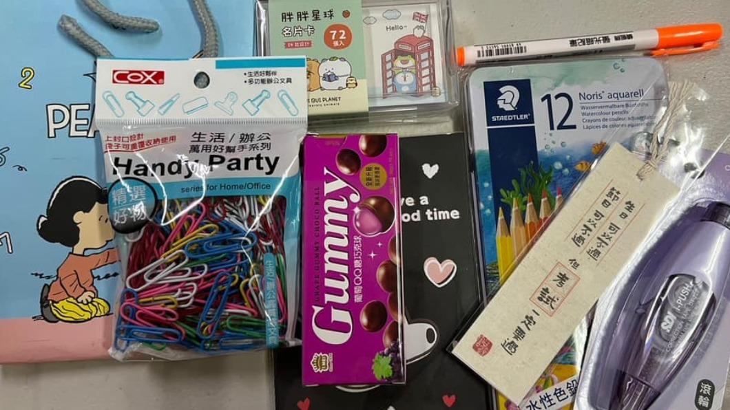 網友另外PO出資優班的新生禮包。(圖/翻攝自PTT)