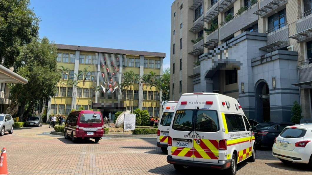 北市某高職稍早傳出學生起糾紛,在校內狂噴滅火器,造成19人送醫。(圖/TVBS)