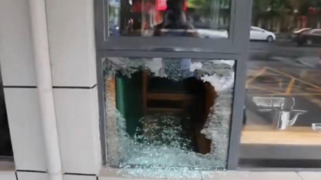 竊賊破窗後入店行竊。(圖/翻攝自中國長安網微博)