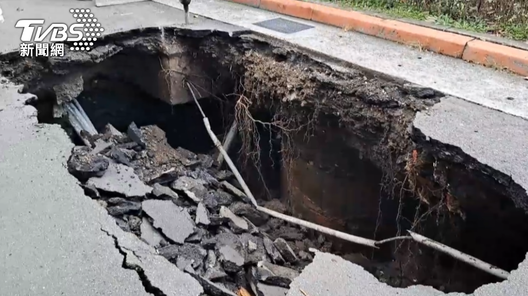 台北怎住人？大同赤峰街現3米深天坑　住戶：昨天就塌了