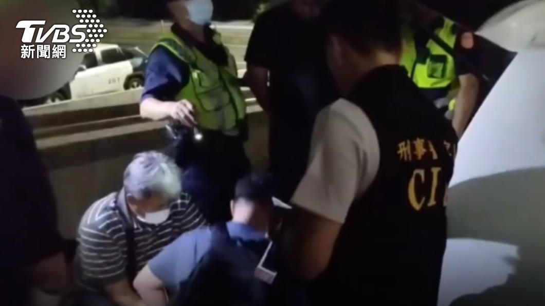警方逮捕嫌犯並進行搜索。（圖／TVBS）