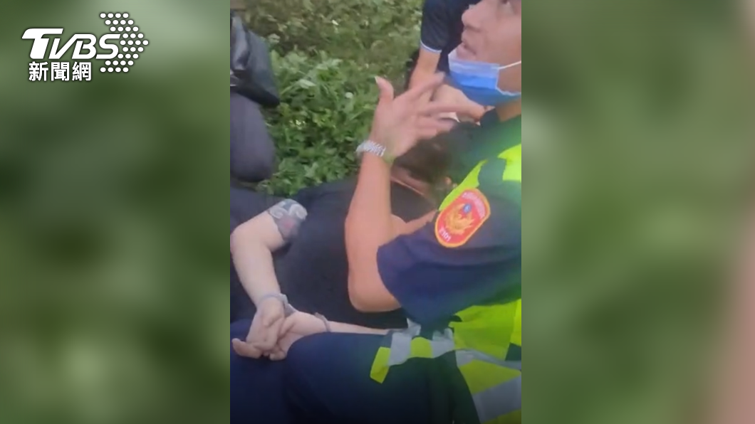 嫌犯遭壓制逮捕上銬。（圖／TVBS）