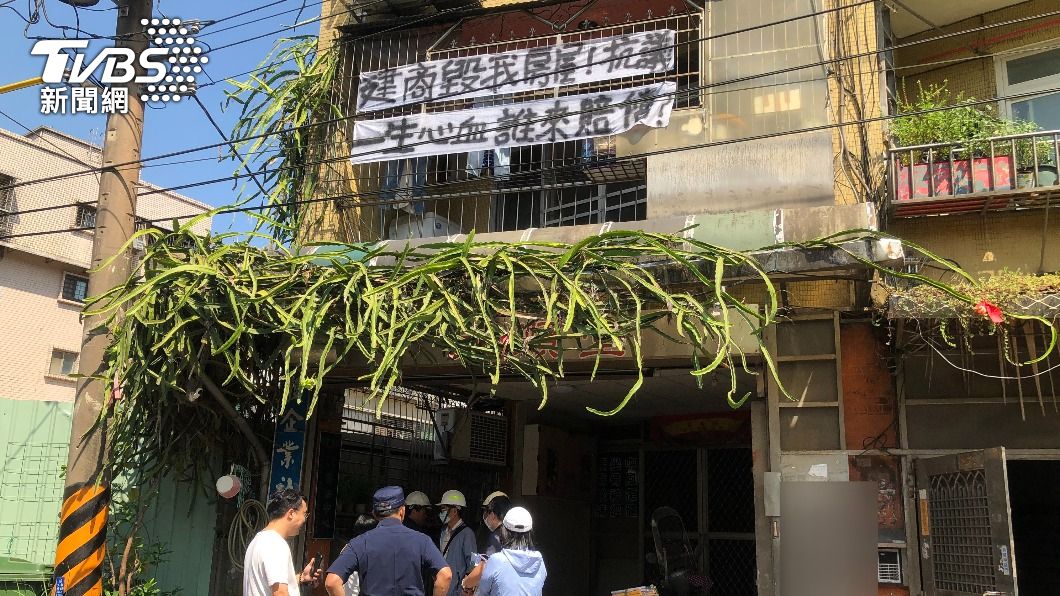 住戶掛白布條抗議。（圖／中央社）