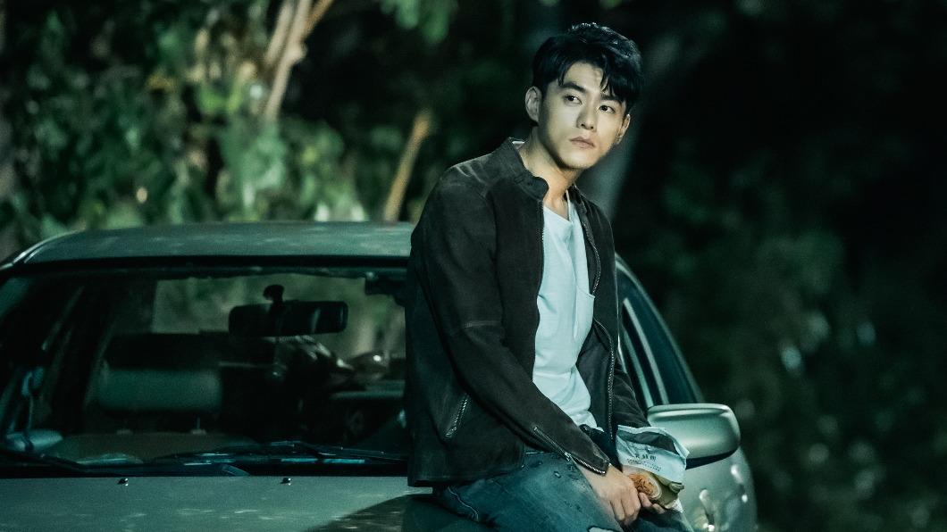 李程彬以《她和她的她》首次獲得金鐘獎迷你劇集男主角入圍肯定。（圖／八大提供）