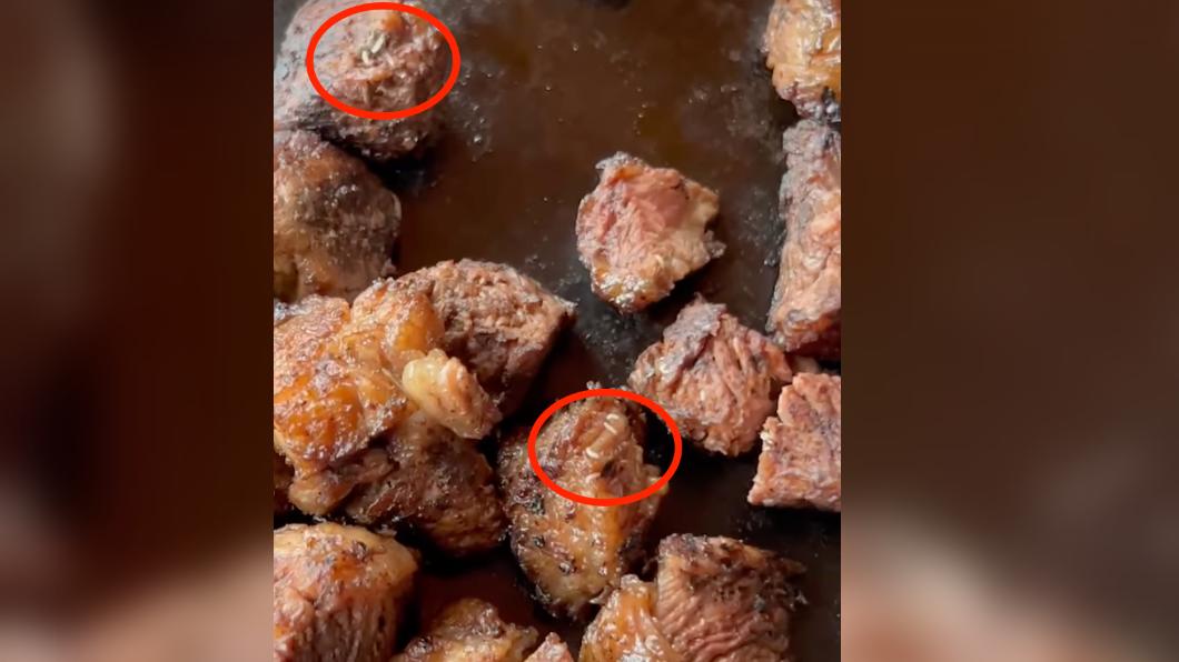 噁爆!烤好市多牛肉驚見「蛆鑽出」 他氣炸:小孩吃下肚