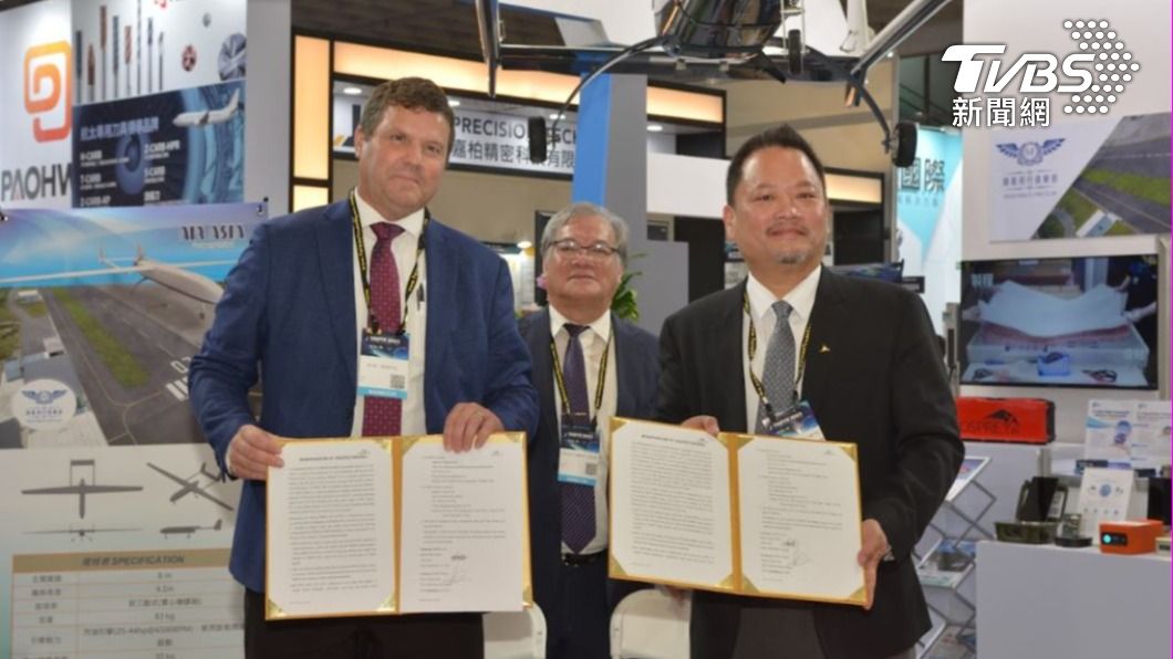 安捷航空董事長高健祐與美國雷達大廠IMSAR公司董事長史密斯(Ryan Smith)簽署合作備忘錄。(圖/安捷航空提供)