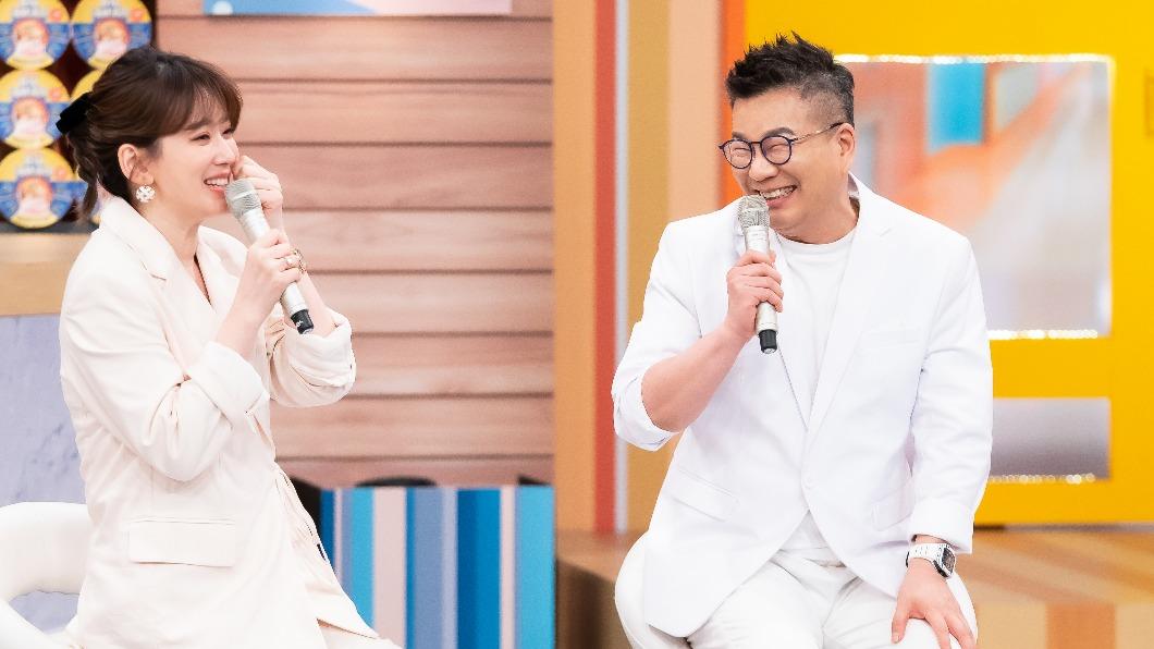《11點熱吵店》主持人Melody(左)和沈玉琳。(圖/TVBS)