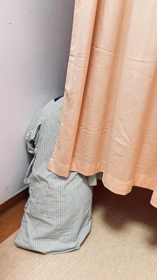 謝筱芸一進病房看見穿著衣服的瑜珈球嚇壞。(圖/翻攝自謝筱芸臉書)