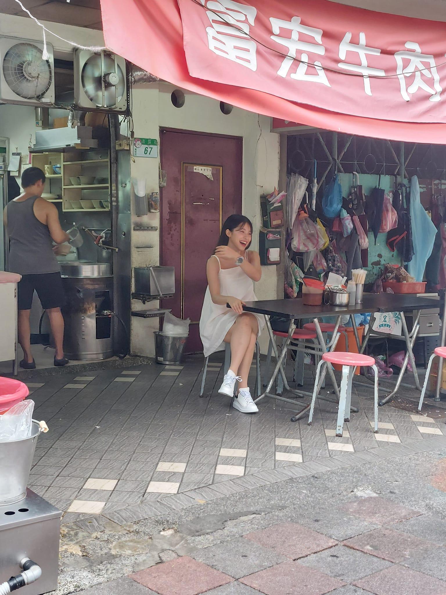 李多慧在路邊吃牛肉麵。(圖/翻攝自臉書爆廢公社二館)