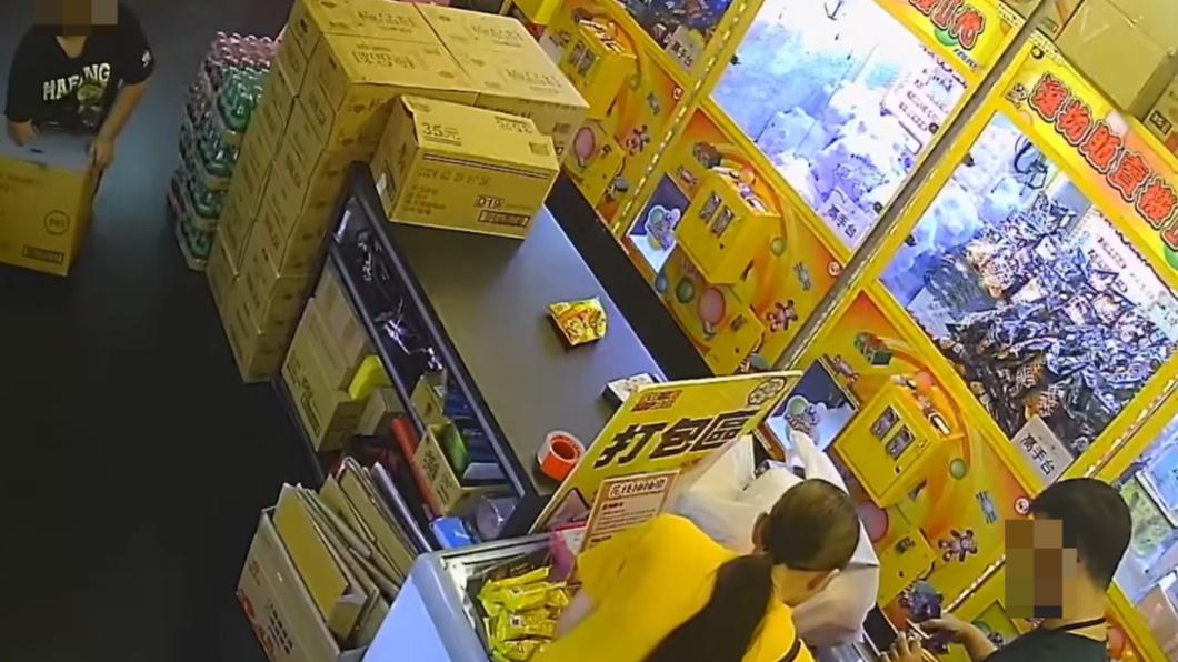 母子倆刻意分開行動,媽媽跟店員聊天轉移注意力。(圖/翻攝自爆料公社)