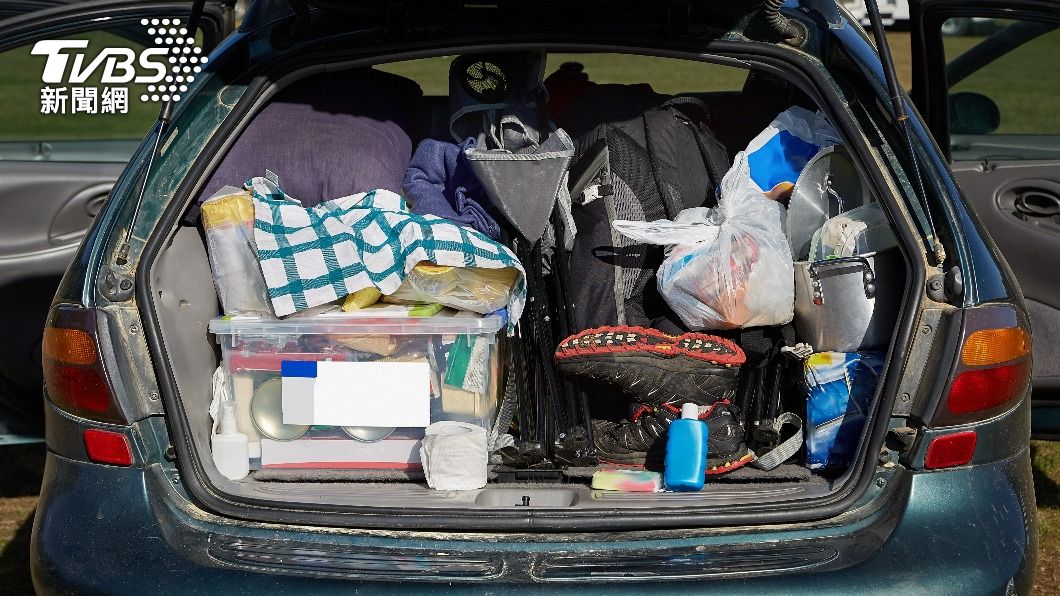 網友朋友的老婆在後車廂放一套備用衣物。（示意圖／shutterstock 達志影像）