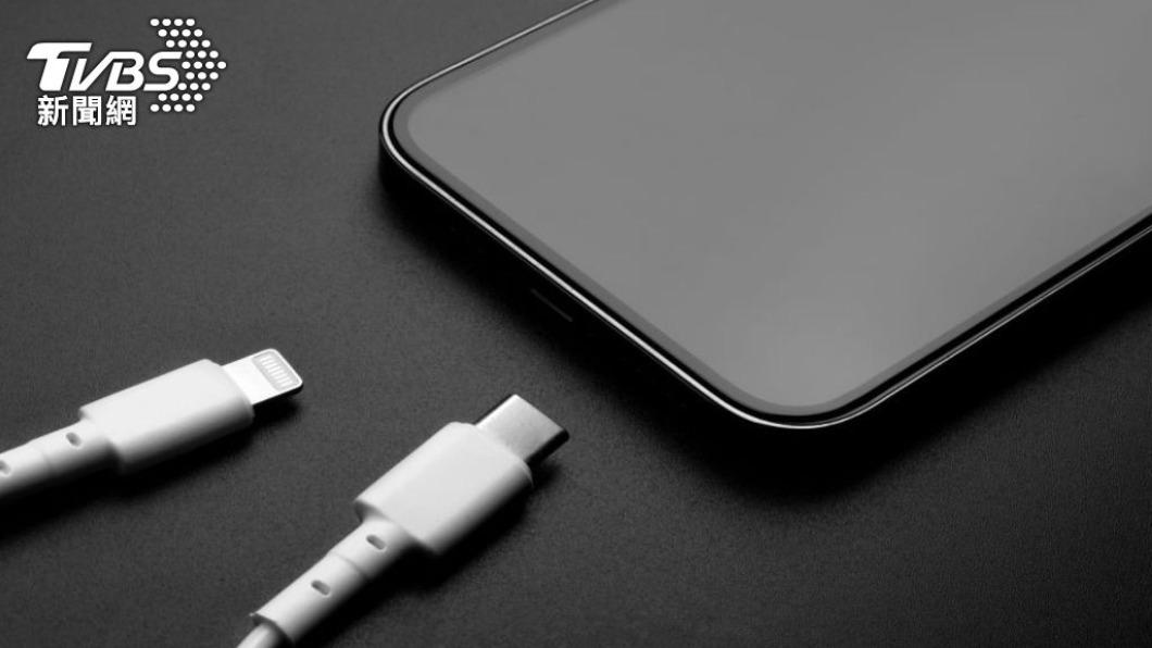 蘋果官網表示安卓的充電數據線也可以替iPhone 15充電。(示意圖/shutterstock達志影像)