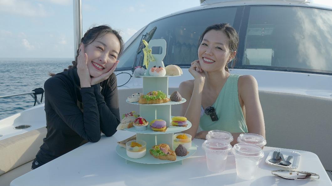 2人開心在遊艇上吃下午茶。(圖/TVBS)