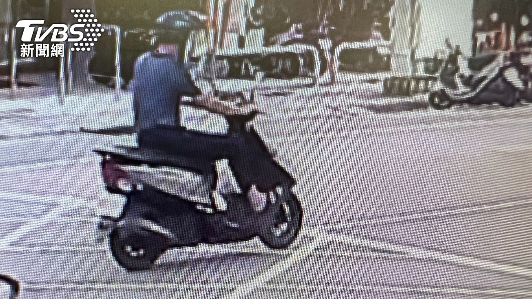 嫌犯騎車往南逃。(圖/TVBS)