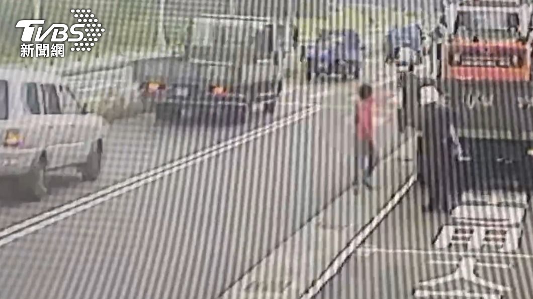 被債主擄走的楊男跳下車向警員求助。(圖/TVBS)