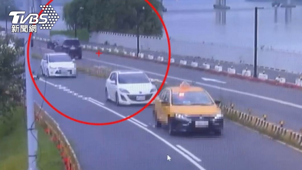 監視器拍下犯案車輛經過。(圖/TVBS)