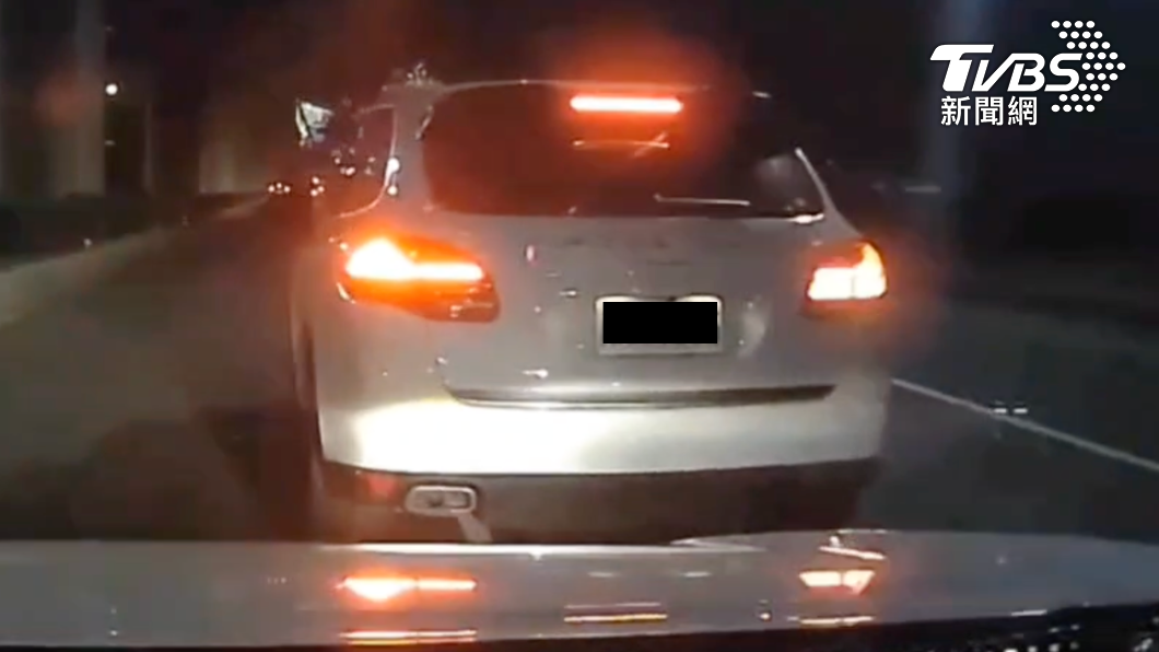 被按喇叭不爽?高雄保時捷隨意變換車道 恐遭開罰3萬6