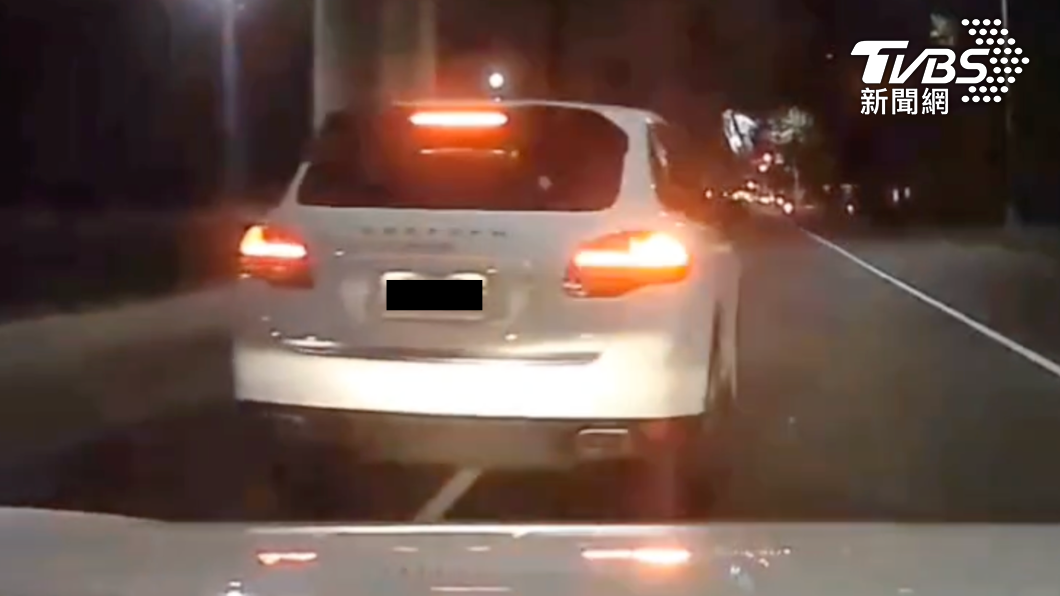 保時捷駕駛急剎車、隨意變換車道試圖挑釁後方車輛。(圖/翻攝社會事新聞影音)