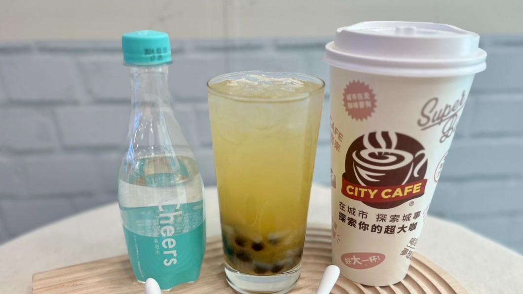 7-ELEVEN推出季節限定「水果氣泡珍珠椰果」。(圖/業者提供)