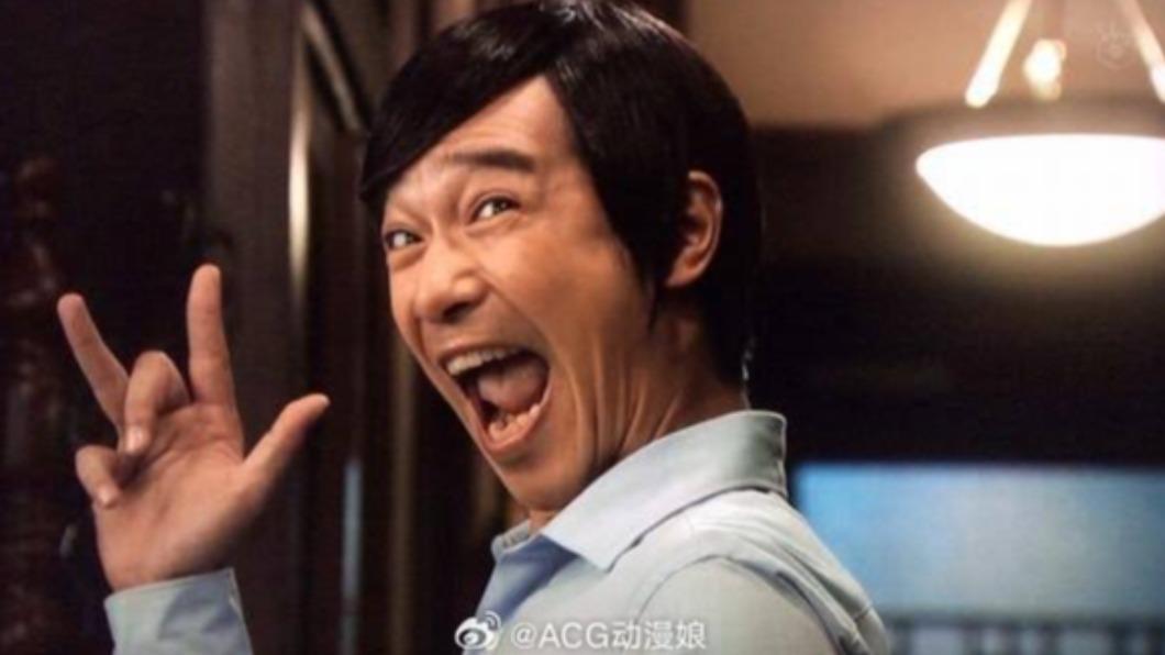 半澤男星和妻皆騎腳踏車載小孩上下學。(圖/翻攝自微博)