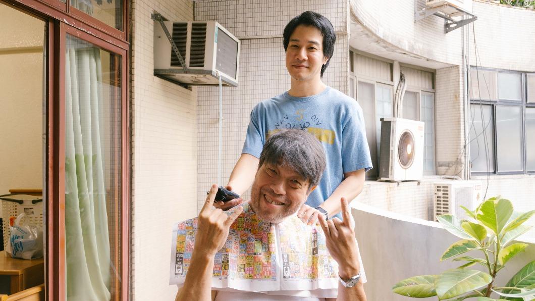 薛仕凌(後)為羅北安剃髮時相當緊張。(圖/默聲音樂提供)