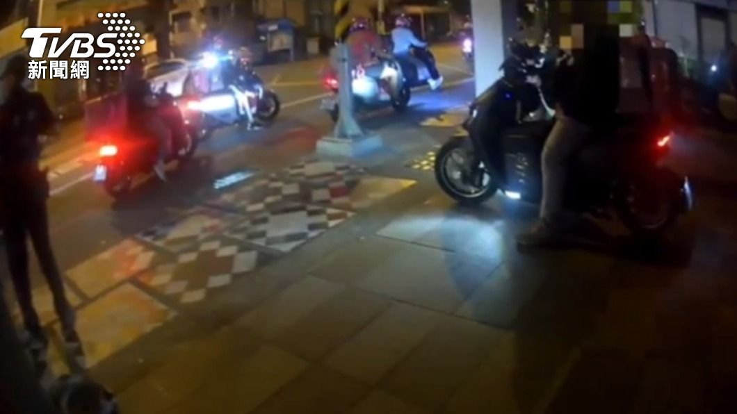 員警到場強制驅離外送員們。(圖/TVBS)