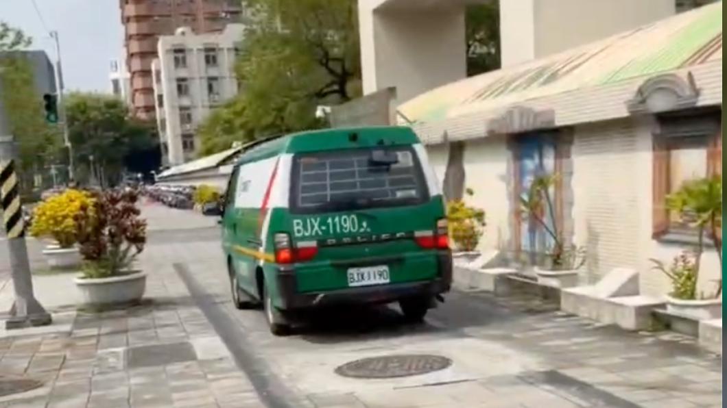 高雄郵局公務車「人行道上狂飆」!學生掏手機拍下險遭撞飛