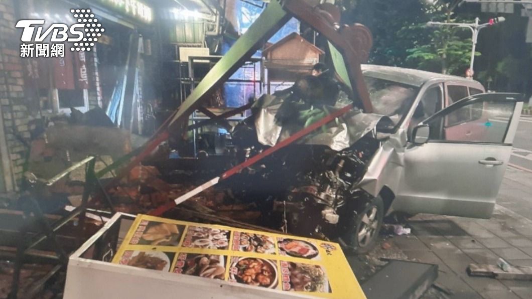 車輛、餐廳受損嚴重。（圖／TVBS）