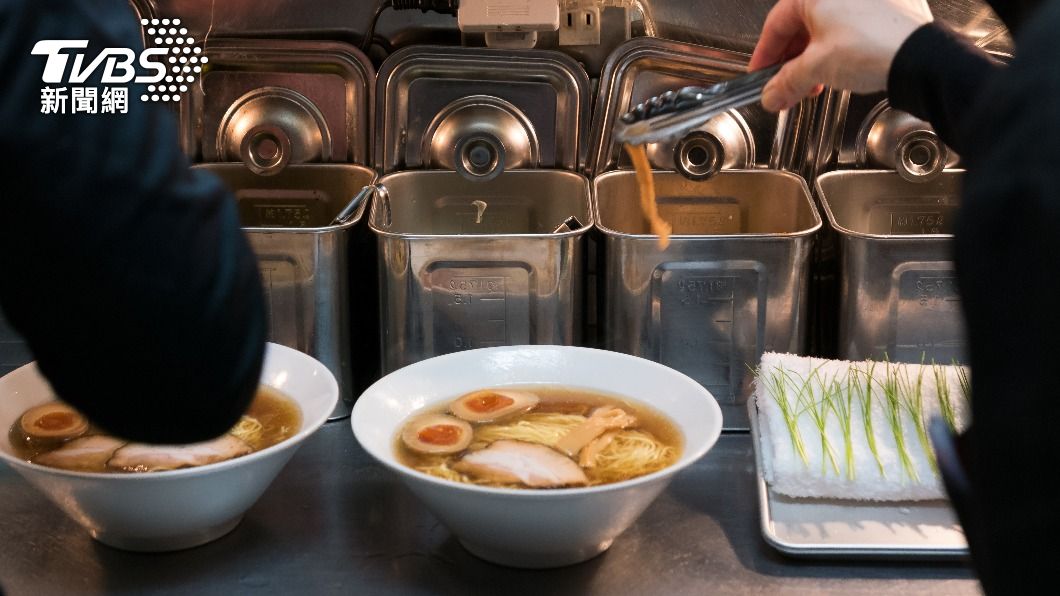 製作拉麵所需的各項配料和主食材都在漲，讓許多拉麵店經營困難。（示意圖／shutterstock達志影像）