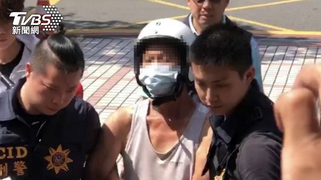 嫌犯被帶回苓雅分局。(圖/林雅婷攝)
