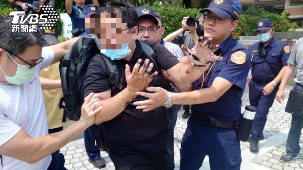 當場被警方逮捕。（圖／TVBS）