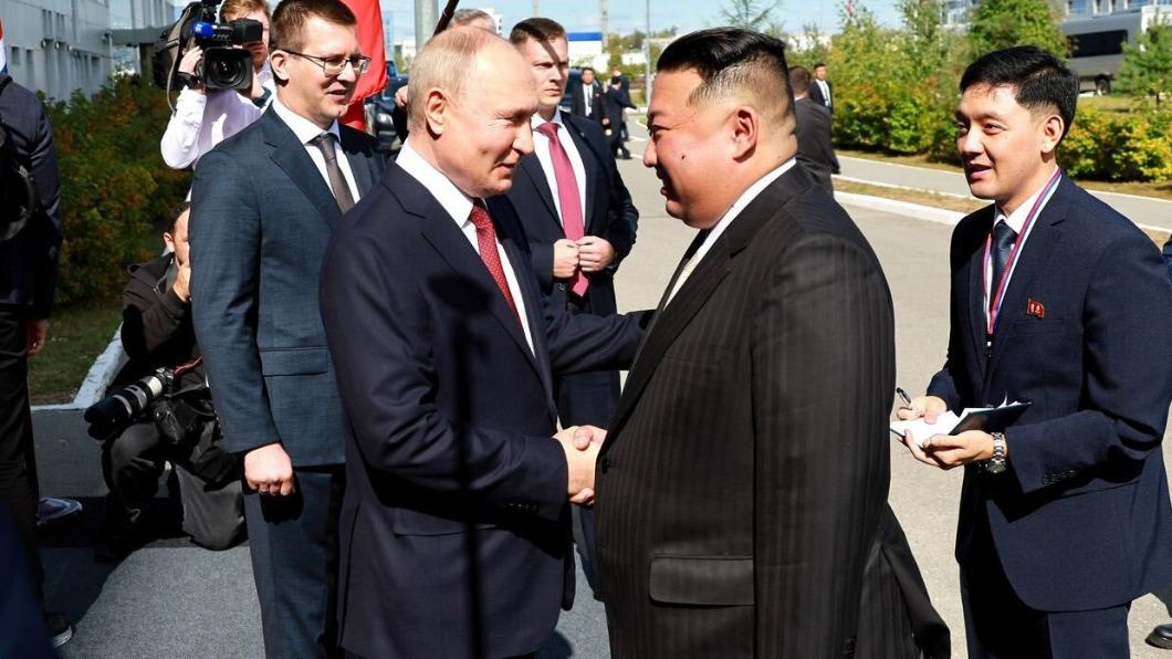 普欽與金正恩會面的肢體接觸隱藏玄機。(圖/翻攝自Twitter@nexta_tv)