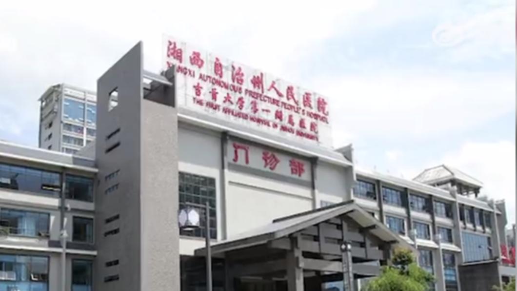 男孩被送到湘西自治州人民醫院治療,大致上可以正常行走。 (圖/翻攝自九派新聞微博)