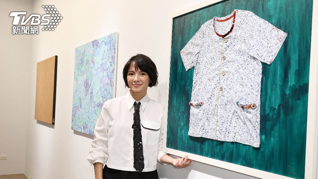 李心潔因為阿嬤過世打擊而開始作畫，這次展出時也說《阿嬤》為非賣品。（圖／張哲鳴攝）