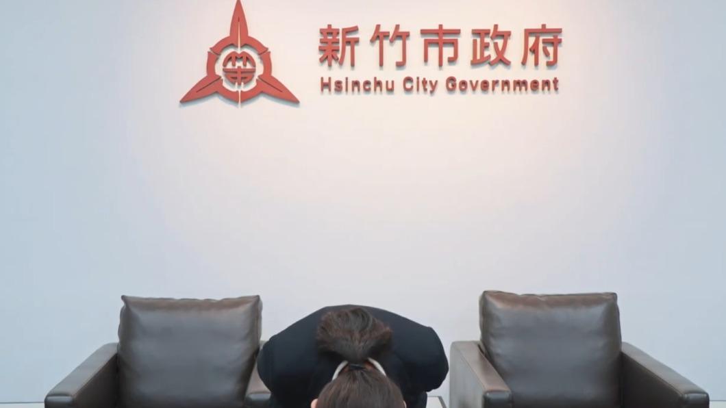 高虹安鞠躬道歉。(圖/翻攝自高虹安臉書)