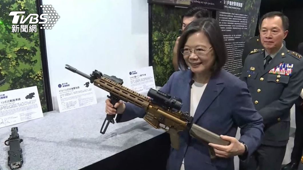 蔡英文秀身手!舉XT112戰鬥步槍模擬射擊 軍官讚:非常準