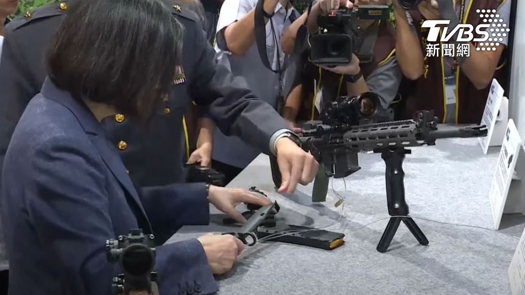 蔡英文體驗相關武器。(圖/TVBS)
