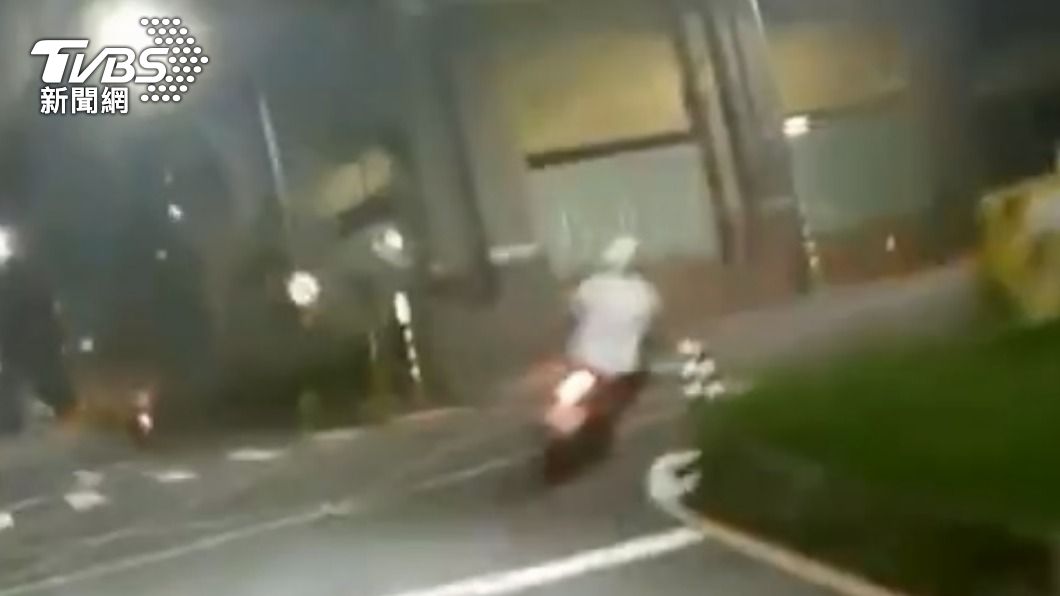 還想躲!男騎士拒絕盤查邊跑邊丟毒 卡汐止死巷慘被壓制