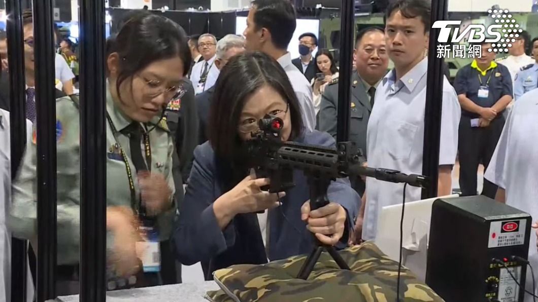 蔡英文體驗模擬射擊。(圖/TVBS)