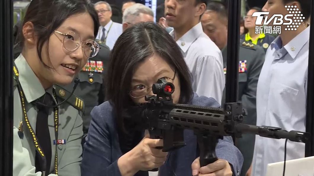 蔡英文認真瞄準後扣下板機模擬射擊。(圖/TVBS)